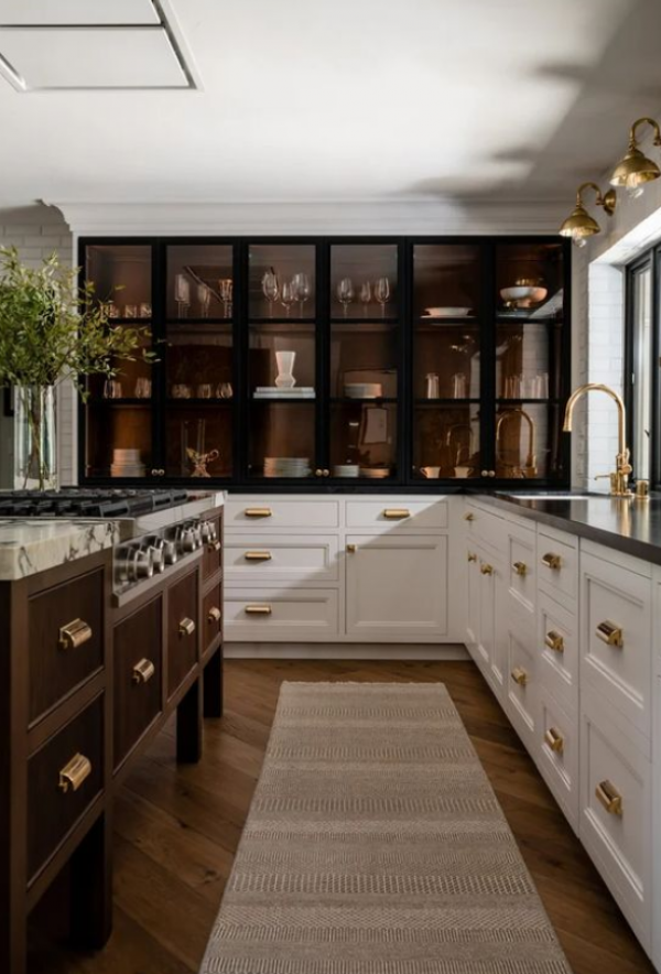 Desain Lemari dengan Kombinasi Kaca dan Kayu